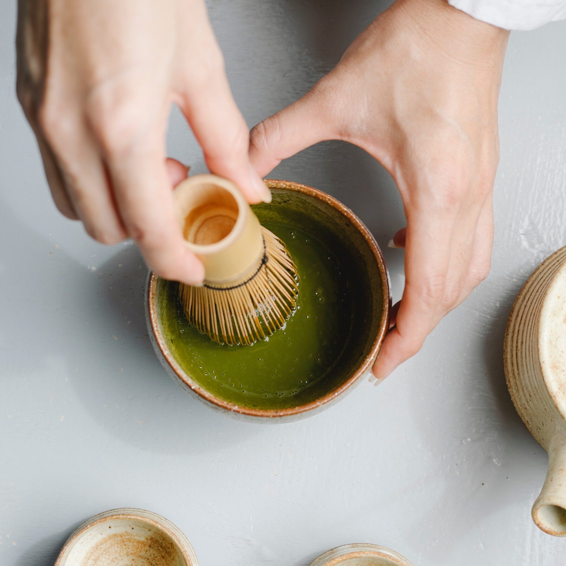 Zubereitung von Matcha mit Bambusbesen